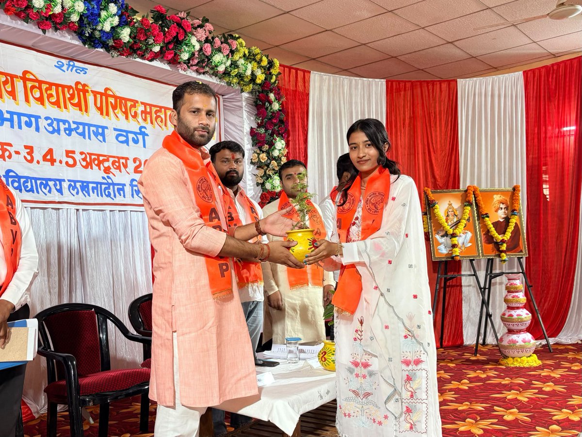 ABVPMK's tweet photo. वन विद्यालय, लखनादौन में अखिल भारतीय विद्यार्थी परिषद के सिवनी विभाग द्वारा आयोजित दो दिवसीय विभाग अभ्यास वर्ग का प्रांत सह मंत्री श्री अनमोल सोनकर जी, विभाग संगठन मंत्री श्री रोहित राय जी एवं विभाग संयोजक श्री हर्ष अग्रवाल जी द्वारा दीप प्रज्ज्वलन कर विधिवत शुभारंभ किया गया। https://t.co/TK3N5GOawN