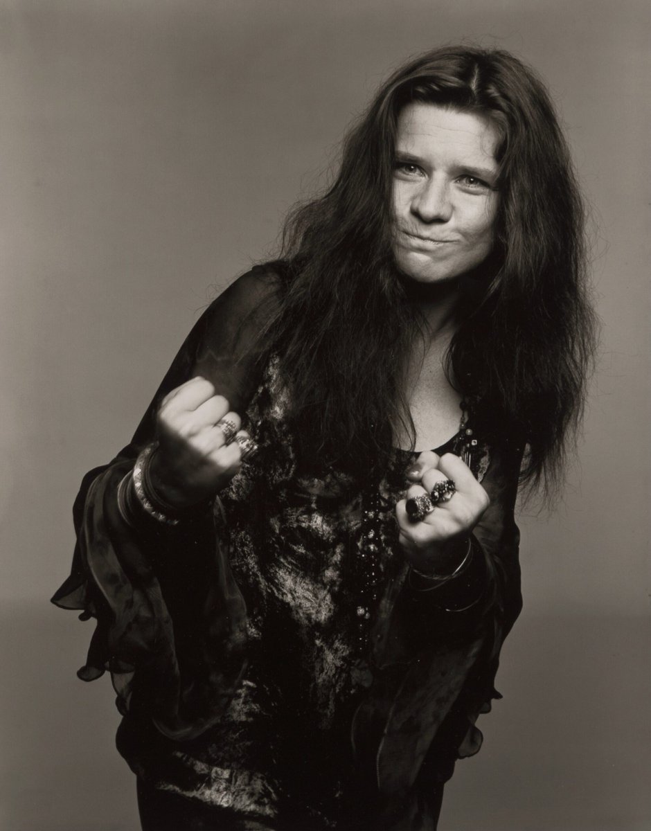 wickowolfe's tweet photo. Janis Joplin, aşırı doz eroin nedeniyle Los Angeles'taki Landmark Hotel'de ölü bulundu. 4 Ekim 1970. Henüz 27 yaşındaydı.

Janis, bağırması gerektiğinde avazı çıktığı kadar bağıran, kırılganlığını ya da acısını saklamaya çalışmayan bir solistti. Şarkı söylerken boğazından çıkan o hırıltılı sesteki ham duyguyu hissetmemek imkânsız. Bugünlerde böyle bir şeye tanık olmak çok zor. Teksas’ta kabul görmeyen, dışlanan bir genç kızdı ve San Francisco’da blues ve rock’ın seyrini değiştirdi, ama galiba bir tür yalnızlık hissi onu hiçbir zaman terk etmedi.

🎧Bugün Piece of My Heart, Ball and Chain, Cry Baby, Summertime veya Me and Bobby McGee dinlenebilir. Sonuncusunu ölmeden 9 gün önce kaydetmişti. Kuğu şarkısı.

#JanisJoplin #Blues #RockHistory #27Club
📷 Photo: Richard Avedon / © The Richard Avedon Foundation (Janis Joplin, New York City, 1969)