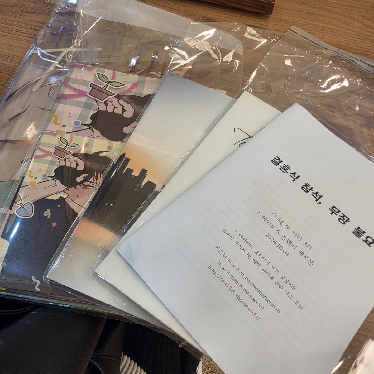 mzlapq666's tweet photo. 와... 진짜 이번 디페 기대 이상 너무 최악이다보니까 히플비 있던 것도 까먹고 있었는데 그 순간 시오님네 부스 발견하고 기분 폭주하듯 좋아져서 싹 털고 와버리고.... 혹시나 더 히플비 있을까봐 두근두근거리면서 돌아다녔지만 () 슬픔과 기쁨이 공존 가능한 얘기라니 https://t.co/juq10Ny02V