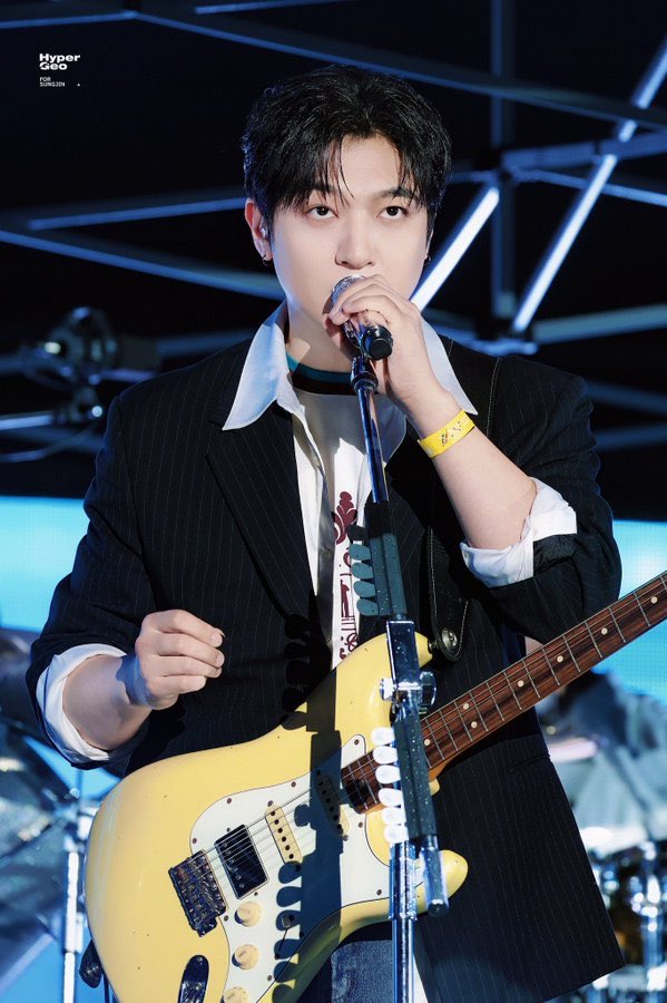 flowerybob's tweet photo. what kind of this stare, park sungjin? 😭🫵🏻

260904                                                        250104 https://t.co/s0eXyXVemV