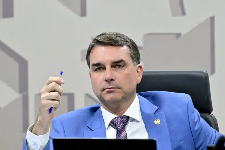 CentralDireitaX's tweet photo. Somando todos os boletins já publicados (Austrália, Nova Zelândia, Coreia do Sul, Malásia, Singapura, Filipinas, Japão e China.  

🔵Flávio Bolsonaro (PL)27.671  69,9%
🔴Lula (PT)10.780. 27,2%

#eleicoes2026 https://t.co/HthnciIvLX