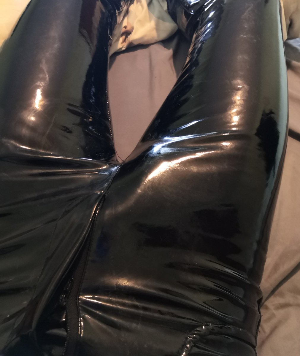 muscleleather's tweet photo. You staring at my bulge? 🍆
DM me for videos https://t.co/5XufpE1rXp