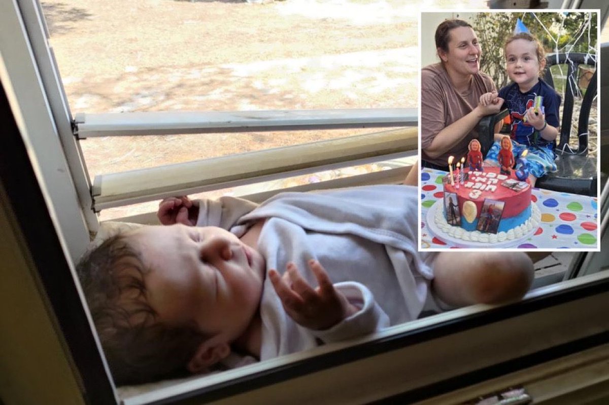 raphlesioniste2's tweet photo. 🔴 Israël 🇮🇱 / Gaza | Le Hamas voulait brûler un bébé de dix jours. Kai vient de fêter ses trois ans dans son kibboutz

Vous vous souvenez de ce nouveau-né caché sur un rebord de fenêtre, alors que sa maison brûlait ?
Trois ans après, Kai fête son anniversaire à Nirim, où ses parents ont choisi de revenir vivre.

Le 7 octobre 2023, les terroristes du Hamas envahissent la maison des Labban, puis l’incendient pour forcer la famille à sortir.

Uriel retient la porte de la pièce sécurisée. Aimee place leur nouveau-né dans le creux d’un rebord de fenêtre et le photographie. 

Elle envoie l’image à ses proches, avec cette pensée terrible, si personne ne survit, le monde saura qu’ils ont tout tenté.

Cette photo fera le tour du monde.

Après neuf heures, Tsahal les secourt. Hospitalisé pour une grave inhalation de fumée, Kai souffre aussi d’une septicémie. Il passera trois jours sous oxygène.

Leur maison est détruite. Mais en août 2025, la famille revient vivre à Nirim.

« Aucun terroriste ne nous chassera de notre pays », affirme sa mère.
#Israël #7Octobre2023 #Hamas #Gaza