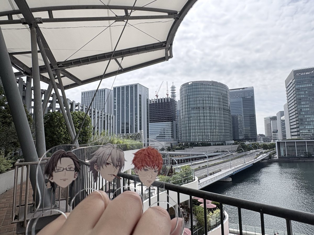 adorable_you4's tweet photo. このハマの聖地って銃兎がいた場所じゃん？でも銃兎のアクスタやぬい持ってなかったから生首で勘弁して https://t.co/UD8kIrrHyi