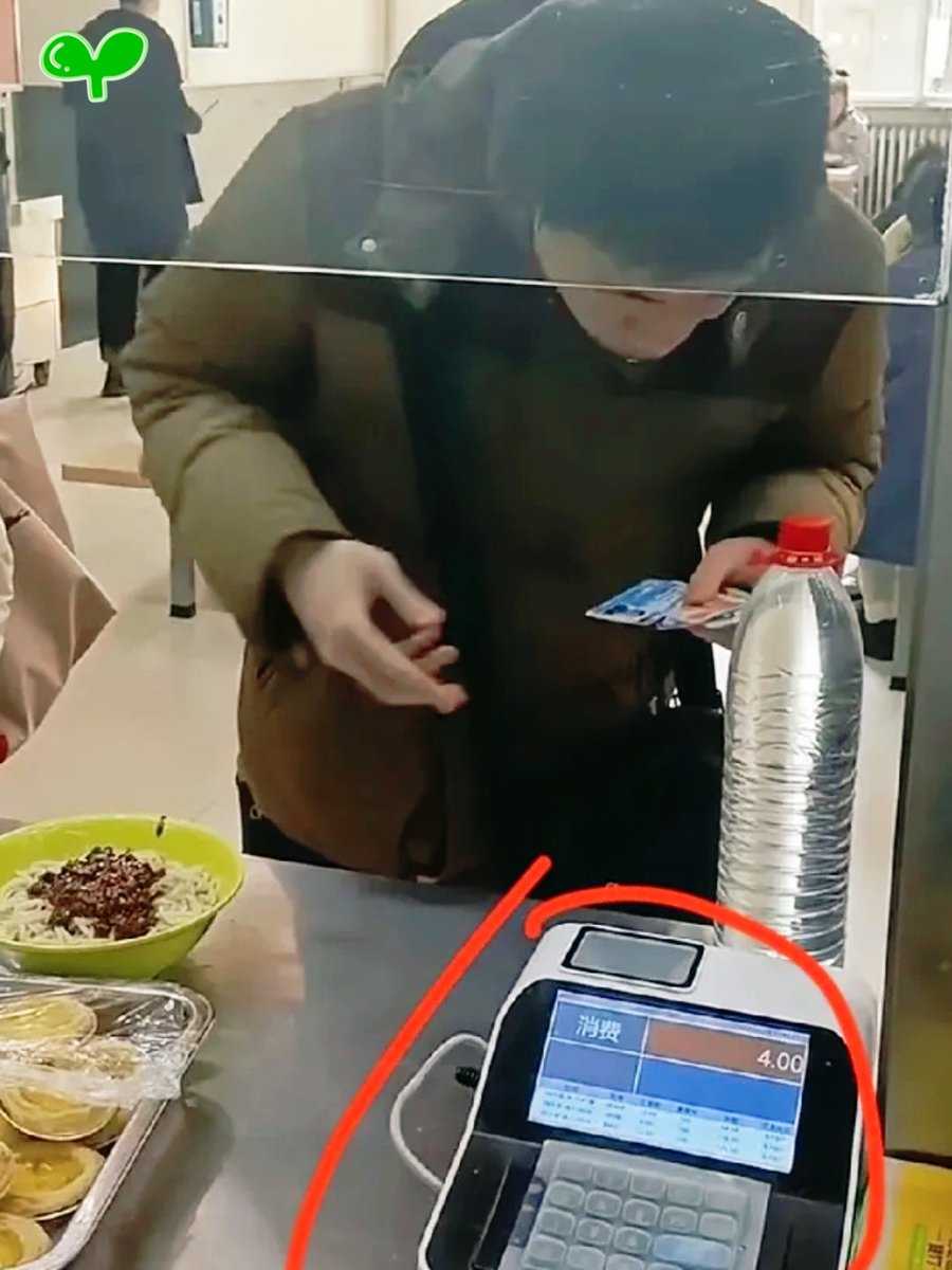 KyongHeinlen's tweet photo. En la cafetería de la universidad, un compaero intentó tomar café con una tarjeta de crédito... y la máquina solo escaneó su carnet de estudiante y le dio un café gratis! https://t.co/Xx8H2xFOq6