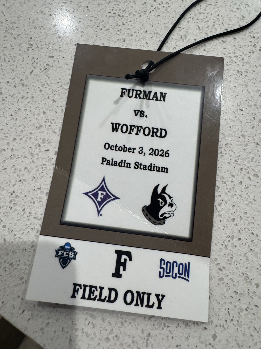 barrett_r567's tweet photo. Great visit @PaladinFootball !  Thanks to   @Kyle_Jolly @CoachColder @CoachKuzemka &amp; Head Coach @FUCoachHendrix for taking time out of their pregame to speak to me individually.  FURMAN IS GREAT! Can’t wait to be back on JR Day!  @RecruitJCFball @_CoachPatterson @Coach_JMonty https://t.co/uaIz4YSbJc