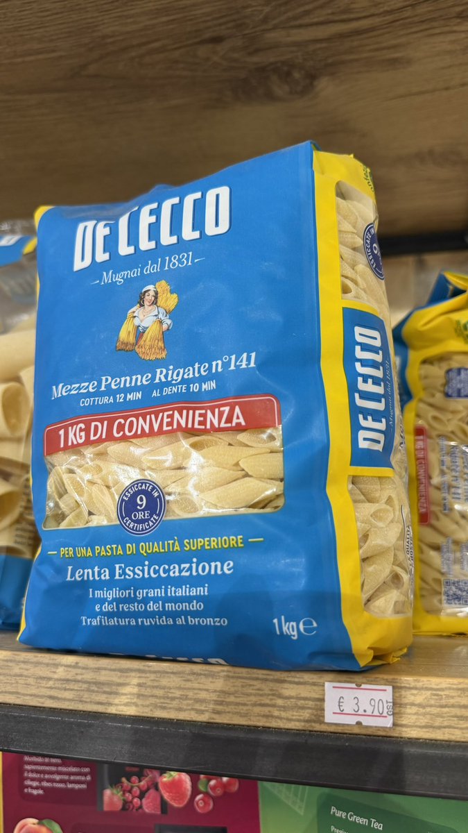 PedroLambertini's tweet photo. Índice pasta, porque los conozco y sé que les interesa. Un paquete de DeCecco de un kilo en local gourmet —más caro que el super— de Cagliari, Cerdeña: €3,90. https://t.co/yiTQYKfmCe