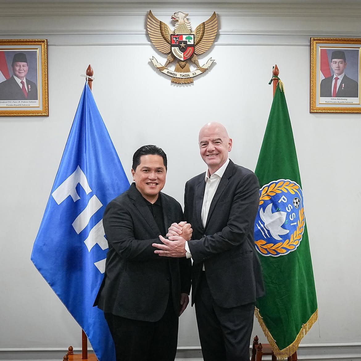 TimnasXtra's tweet photo. 🚨 FIFA President Gianni Infantino arrived in Jakarta ahead of tomorrow’s FIFA ASEAN Cup final between Indonesia and Thailand.

He will also visit FIFA-supported football facilities in Indonesia.

Welcome back, Gianni! 👋🇮🇩 https://t.co/KTB3ZuYlpt