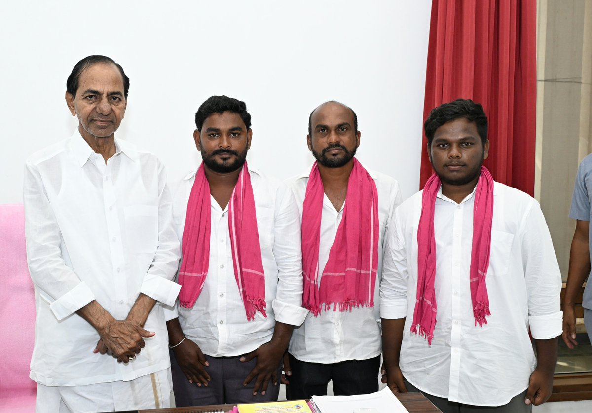 BRSparty's tweet photo. కేసీఆర్ తిరిగి ముఖ్యమంత్రి కావాలని పాదయాత్ర

మంథని నుంచి ఐదు రోజుల పాటు పాదయాత్ర చేస్తూ ఆదివారం ఎర్రవెల్లికి చేరుకుని కేసీఆర్ గారిని ఆయన నివాసంలో కలుసుకున్న యువకులు బూర్ల వెంకటేశ్, కొండ వెంకటేశ్, మంథని బెన్నిపాల్.

తెలంగాణ సాధకుడు, తెలంగాణ తొలి ముఖ్యమంత్రి, తమ అభిమాన నేత, బీఆర్‌ఎస్ అధినేత కల్వకుంట్ల చంద్రశేఖర్ రావు గారు తిరిగి ముఖ్యమంత్రి కావాలనే ఆకాంక్ష రోజురోజుకూ రాష్ట్రవ్యాప్తంగా ప్రజల్లో బలపడుతున్నదని వారు తెలిపారు.

ఈ మేరకు ఇప్పటికే పలు సందర్భాల్లో పాదయాత్రలు, దీక్షల ద్వారా కేసీఆర్ పట్ల తమ అభిమానాన్ని చాటుకుంటున్న విషయం తెలిసిందే. ఇదే కోవలో మరో ముగ్గురు యువకులు మంథని నుంచి పాదయాత్ర చేస్తూ ఆదివారం ఎర్రవెల్లిలోని కేసీఆర్ నివాసానికి చేరుకున్నారు.

తెలంగాణ ప్రగతిని సాధించిన కేసీఆర్ తిరిగి ముఖ్యమంత్రి కావడం ద్వారానే తెలంగాణ అభివృద్ధి గాడిలో పడుతుందని, ఉద్యోగ, ఉపాధి రంగాల్లో తెలంగాణ యువతకు అవకాశాలు మెరుగవుతాయని పాదయాత్ర చేసిన ముగ్గురు యువకులు మంథని బెన్నిపాల్, బూర్ల వెంకటేశ్, కొండ వెంకటేశ్ తెలిపారు.

మంథని నుంచి పాదయాత్ర చేస్తూ వచ్చిన బీఆర్‌ఎస్ యువ కార్యకర్తలను కేసీఆర్ గారు సాదరంగా ఆహ్వానించి, వారితో కాసేపు ముచ్చటించారు. తనపై వారు చూపించిన అభిమానానికి ధన్యవాదాలు తెలిపారు.

కాగా, తెలంగాణ ప్రజల ఆకాంక్షలకు అనుగుణంగా పనిచేయడంలో రాష్ట్ర ప్రభుత్వం విఫలమవ్వడమే కాకుండా, అందుకు పూర్తి విరుద్ధంగా పనిచేస్తున్నదనే విషయాన్ని ప్రజలు గ్రహించారని వారు తెలిపారు. తమ పాదయాత్ర సందర్భంగా ప్రజలతో తమకు ఎదురైన అనుభవాలను కేసీఆర్ దృష్టికి తీసుకువచ్చారు.

కేసీఆర్ పాలనలో తాము అనుభవించిన పాలనా ఫలితాలను రాష్ట్ర ప్రజలు ఇప్పుడు గుర్తు చేసుకుంటున్నారని, కాంగ్రెస్ హామీలను నమ్మి మోసపోయి తాము ఏమి కోల్పోయామో అర్థం చేసుకున్నారని వారు తెలిపారు.

మంథనితో పాటు రాష్ట్ర ప్రజలందరూ రాబోయే ఎన్నికల్లో కేసీఆర్ గారినే తిరిగి ముఖ్యమంత్రిగా ఎన్నుకోవడం ఖాయమని పాదయాత్ర చేసిన యువకులు పేర్కొన్నారు.
