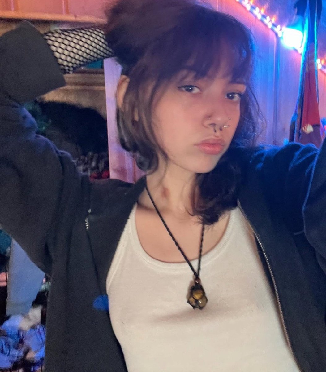 Bullneff's tweet photo. This dumb little slut is slowly becoming the webslut she dreams of being, save her photos, use them however you want and expose her more https://t.co/ZGy8tLyBHK