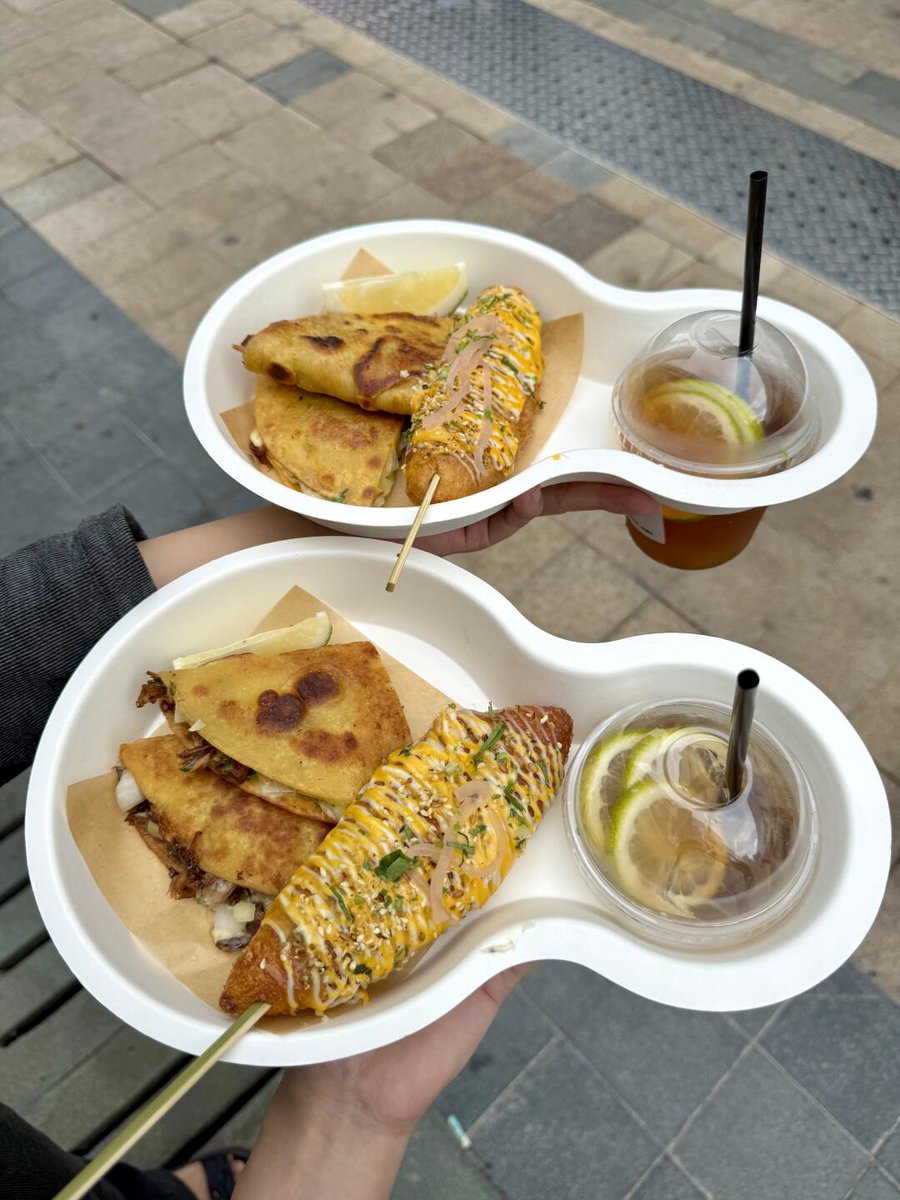 AlmedaMicthell's tweet photo. Esta nueva taquería en el centro tiene tacos de carnita asada super jugosos y salsa roja picante que te deja con ganas de más. Una parada obligatoria para amantes de la comida mexicana! https://t.co/fm68dGPyXB