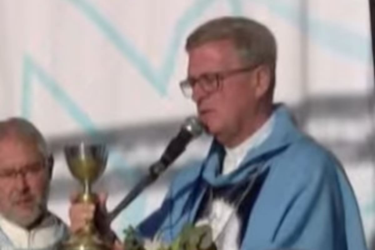 ARBIAradios's tweet photo. Durisima homilía del arzobispo de Buenos Aires en la misa de Luján: "Las heridas de la intolerancia supuran y se está infectando el alma del pueblo" Ante los fieles que peregrinaron a la Basílica, Jorge García Cuerva: "Nuestra Patria tiene abrazos pendientes, abrazos solidarios ante tanta indiferencia". Y advirtió: "Cuando caminamos juntos, no le damos lugar a los discursos de odio".