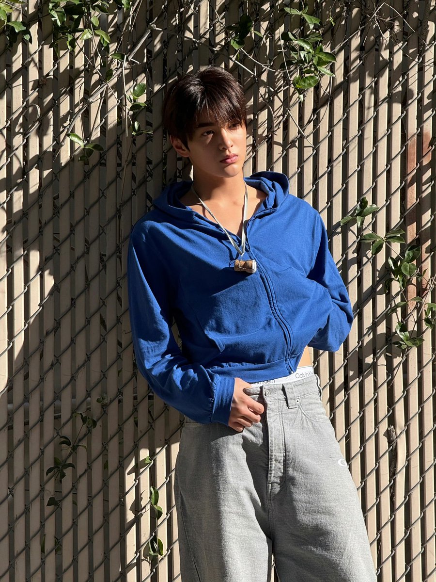 Keosyerserrr's tweet photo. Keonho, the 5th gen it boy, shining in Paris with effortless charm

#KEONHO #건호 #ゴンホ #ACEKEONMAKNAE https://t.co/VaLowyfyTe