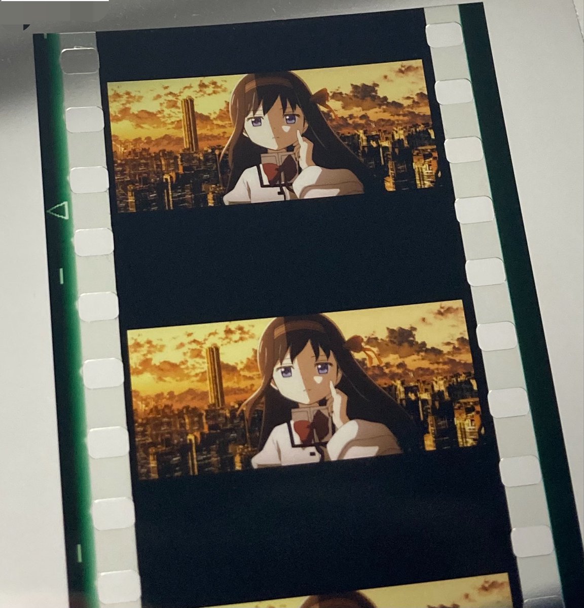 nemui_nday's tweet photo. 序盤にキャラばっか出たからか収束して後半は背景フィルムばっかだったけどまたなかなか良いほむらちゃん出た💡 

公式の予告映像でも使われてた、歯ぐきシーンの直前のところ😀

#ワルプルギスの廻天フィルム選手権 https://t.co/4vqG9Kz6hh