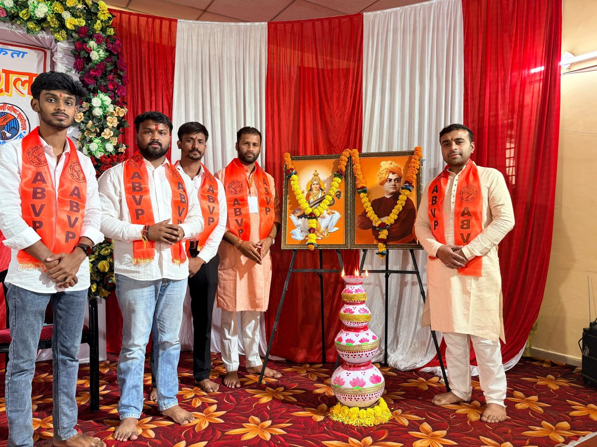 ABVPMK's tweet photo. वन विद्यालय, लखनादौन में अखिल भारतीय विद्यार्थी परिषद के सिवनी विभाग द्वारा आयोजित दो दिवसीय विभाग अभ्यास वर्ग का प्रांत सह मंत्री श्री अनमोल सोनकर जी, विभाग संगठन मंत्री श्री रोहित राय जी एवं विभाग संयोजक श्री हर्ष अग्रवाल जी द्वारा दीप प्रज्ज्वलन कर विधिवत शुभारंभ किया गया। https://t.co/TK3N5GOawN