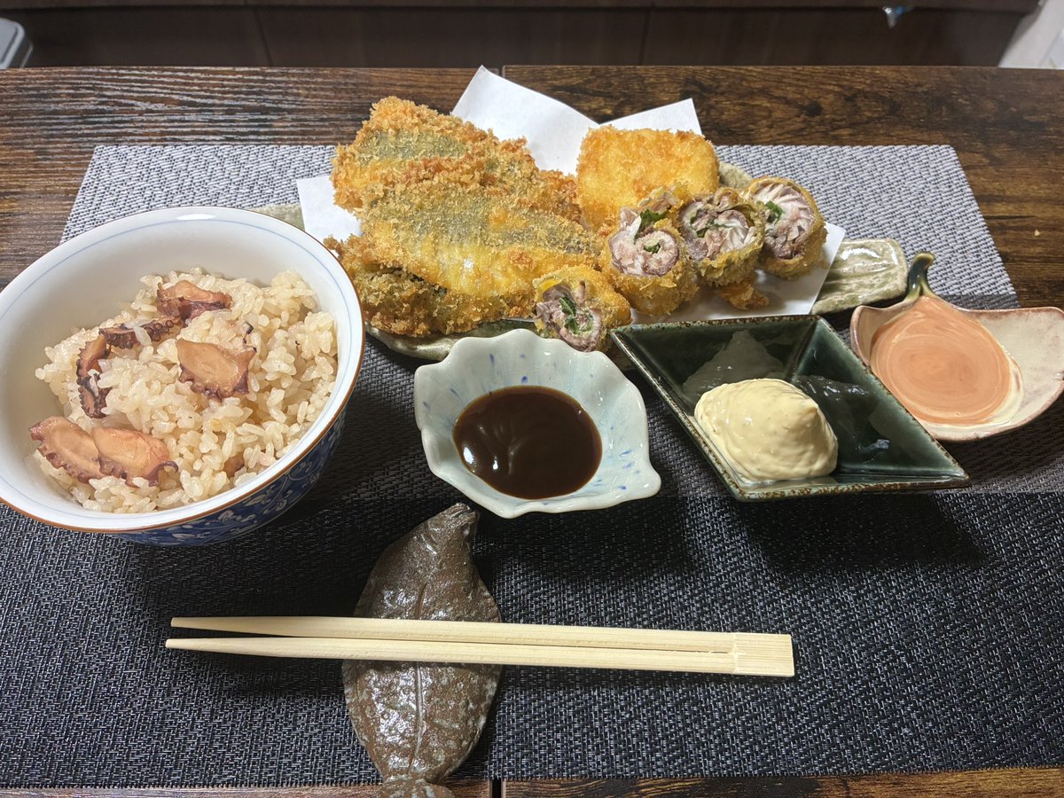 uc112300's tweet photo. 本日の夜ご飯
アジのフライ（大葉挟み）
ソフト豆腐フライ
タコ飯 https://t.co/Fo10wsYzB2