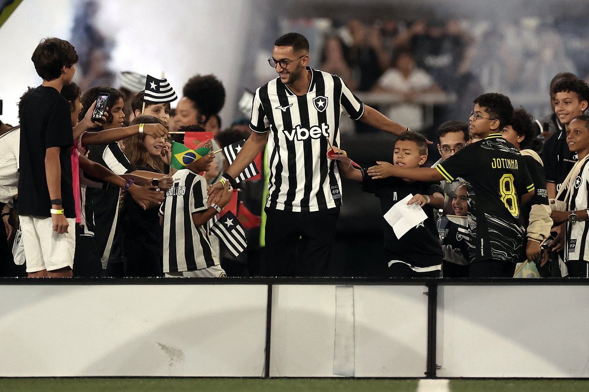 futebol_info's tweet photo. Botafogo usa Ziyech para ampliar presença internacional e entrar no mercado do Marrocos.

A chegada do ídolo marroquino impulsionou as redes do clube: entre 7 e 30 de setembro, foram mais de 300 mil novos seguidores, sendo mais de 262 mil do MARROCOS.

As 127 publicações sobre Ziyech somaram 64 milhões de impressões e 34 milhões de visualizações em vídeos. A estratégia também incluiu uma coleção especial de camisetas com a Reserva Ink.

Na Botafogo TV, a produção "Ziyech: A Estrela do Marrocos" teve quase 40 mil visualizações nas primeiras 24 horas.

Agora, o clube pretende consolidar essa audiência com conexões culturais e históricas, apresentando aos marroquinos a história do Botafogo, seus ídolos, sua torcida e o Rio de Janeiro.

🗞️ @geglobo 
📸 Vítor Silva/BFR