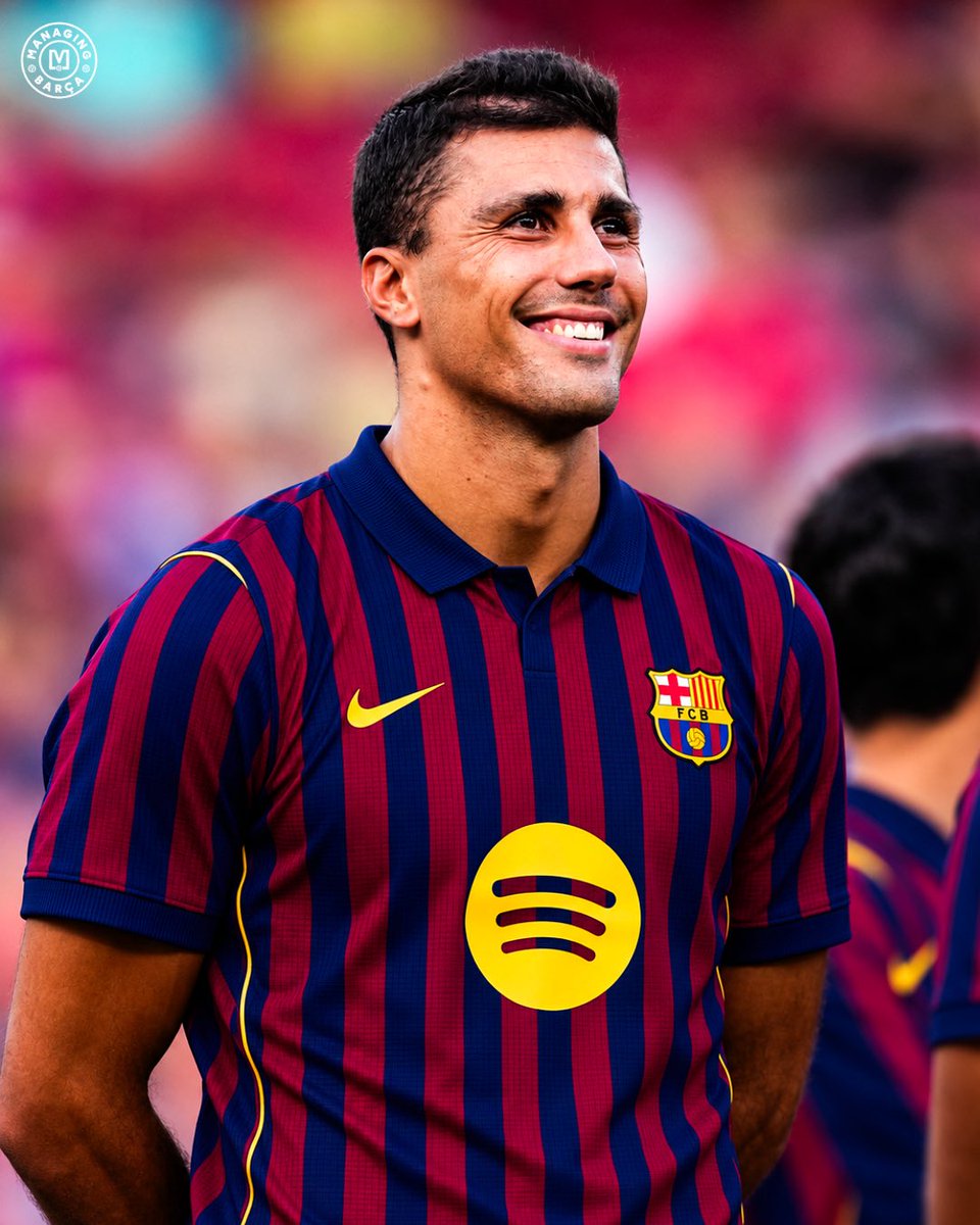 ManagingBarca's tweet photo. 🚨🚨🌕| 𝐁𝐑𝐄𝐀𝐊𝐈𝐍𝐆: FC Barcelona’s home kit for the 2027/2028 season! 

Rate it from 1-10? 🤔💙❤️

[@memorabilia1899 / @Footy_Headlines] https://t.co/iME42zK12j