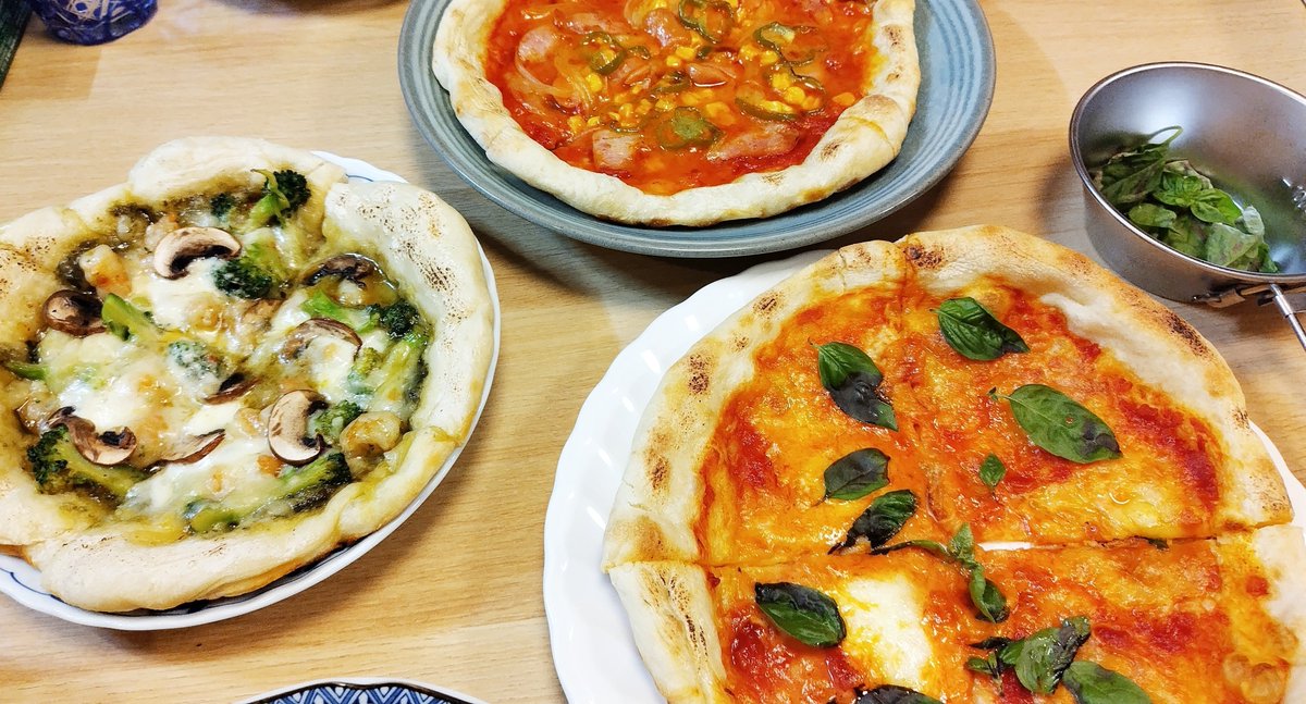 trippingcotton's tweet photo. ピザまつり(生地から)
マルゲリータ、ふつうミックス、エビとブロッコリーのジェノベーゼ

強力粉に取り憑かれしものが仕事休みだったので https://t.co/ZDesodM4Vt