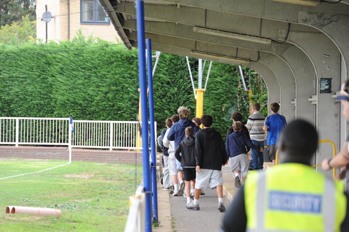 MetPoliceFC's tweet photo. 𝗬𝗼𝘂𝗿 𝘀𝘂𝗽𝗽𝗼𝗿𝘁 𝗶𝘀 𝗮𝗽𝗽𝗿𝗲𝗰𝗶𝗮𝘁𝗲𝗱

The lads behind the goal were fantastic again yesterday! Your noise &amp; energy really helped the team on to victory. 👏 thanks &amp; keep driving us on guys. 👍👮‍♂️#UpTheMet @MPYFC @MPFCAcademy @ComCoFL https://t.co/ETADiU0g57