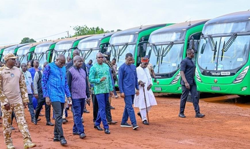 Burkinainfovyk3's tweet photo. MOBILITÉ | BURKINA FASO

Le ministère de l’Administration territoriale et de la Mobilité annonce de nouveaux bus climatisés et l’ouverture de nouvelles lignes SOTRACO afin d’améliorer le transport urbain à Ouagadougou.

Une mesure attendue par de nombreux usagers.

#BurkinaFaso https://t.co/GTnmuyDXuW