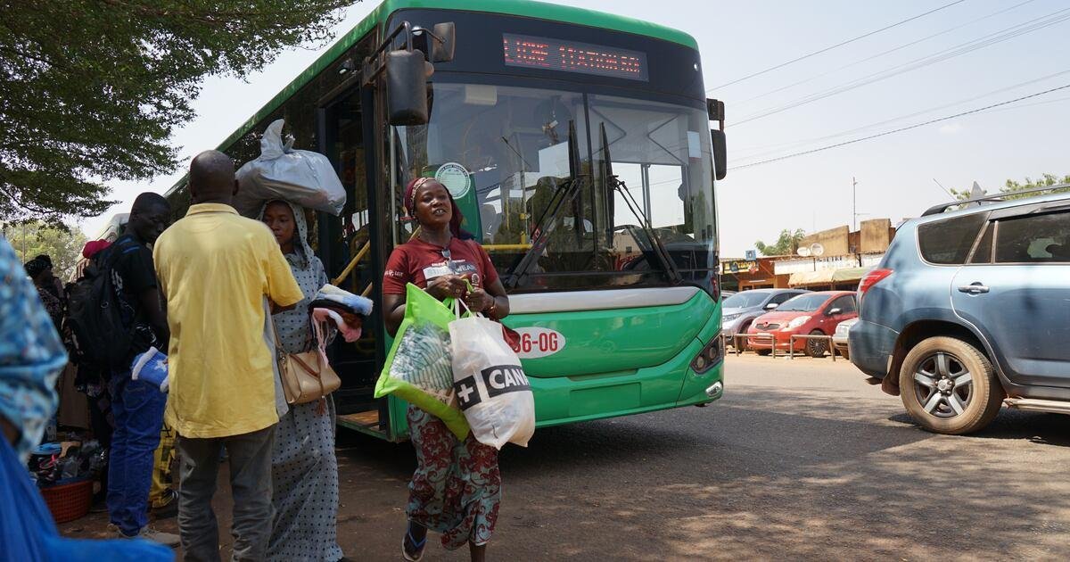 Burkinainfovyk3's tweet photo. MOBILITÉ | BURKINA FASO

Le ministère de l’Administration territoriale et de la Mobilité annonce de nouveaux bus climatisés et l’ouverture de nouvelles lignes SOTRACO afin d’améliorer le transport urbain à Ouagadougou.

Une mesure attendue par de nombreux usagers.

#BurkinaFaso https://t.co/GTnmuyDXuW