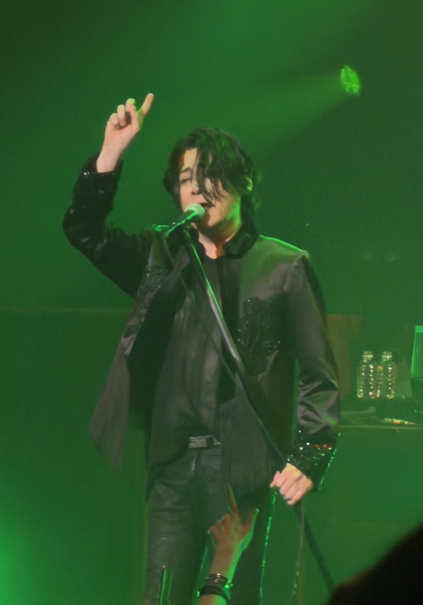 emi027963's tweet photo. 昨日をさらに超えてきた!!明らか楽そうで軽やかに唄えてた。宇宙の詩、悲壮美は美しすぎて聞き惚れたし静寂の圧倒的な歌声にも引き込まれた。UPTOYOUの情感もすごくてほんととんでもないボーカリスト😇楽に歌える日ってたぶん今日やったんやろうな😇すごいよ、RYUちゃん

#LUNAPIC 
#仙台day2
#RYUICHI https://t.co/nVL54rHK5N