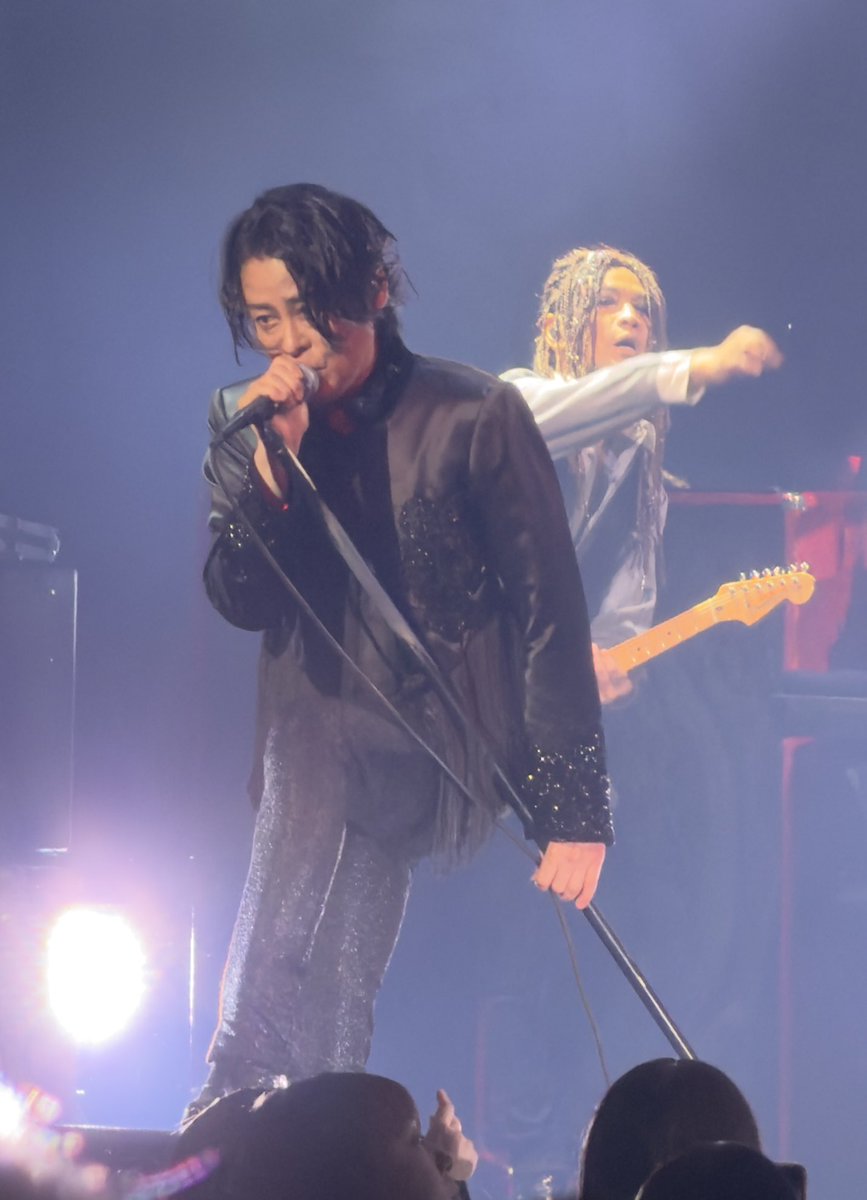 emi027963's tweet photo. 昨日をさらに超えてきた!!明らか楽そうで軽やかに唄えてた。宇宙の詩、悲壮美は美しすぎて聞き惚れたし静寂の圧倒的な歌声にも引き込まれた。UPTOYOUの情感もすごくてほんととんでもないボーカリスト😇楽に歌える日ってたぶん今日やったんやろうな😇すごいよ、RYUちゃん

#LUNAPIC 
#仙台day2
#RYUICHI https://t.co/nVL54rHK5N
