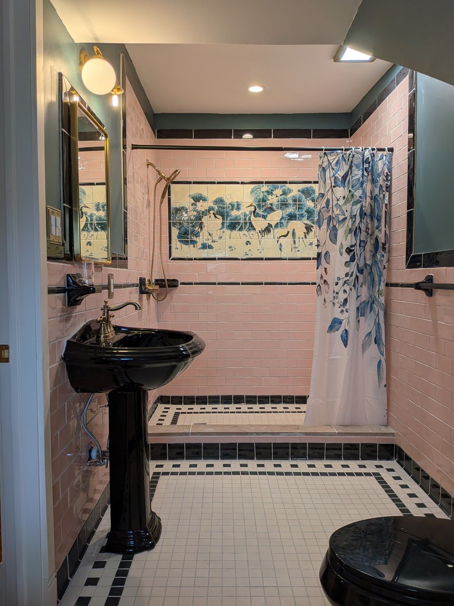 kendrictonn's tweet photo. I'm a pretty inexperienced tile guy and my budget was limited, but I at least made the attempt when I redid my upstairs bathroom last year https://t.co/o3bt0ju8Td