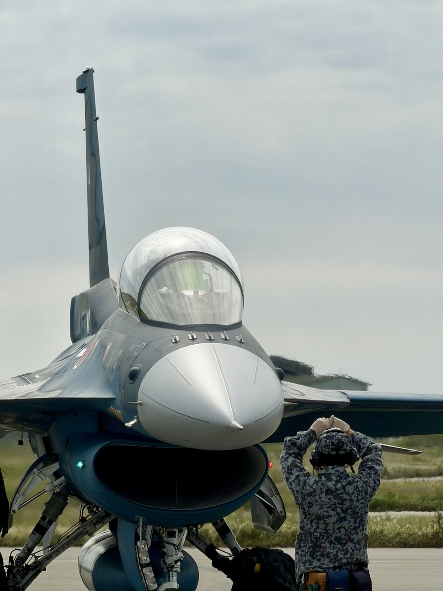 FD2R5644's tweet photo. #松島基地航空祭ベストショットR8 
隊員さんの後ろ姿はセーフ…？
隊員の皆様、いつもありがとうございます！！ https://t.co/xPg8h5lBKW