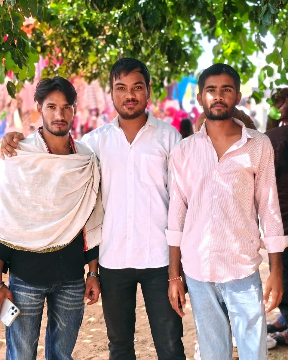 AshokSelwar's tweet photo. भाई साथ हो तो हर मुश्किल आसान लगती है,भाई की हँसी में ही अपनी जान बसती है। 

@AshokSelwar #BhaiBhai #NewPost #AshokSelwar #Dhananwan https://t.co/XfcY9Gt9T8