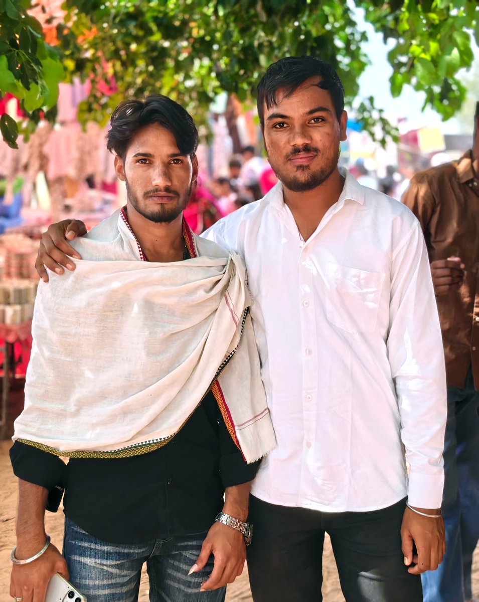AshokSelwar's tweet photo. भाई साथ हो तो हर मुश्किल आसान लगती है,भाई की हँसी में ही अपनी जान बसती है। 

@AshokSelwar #BhaiBhai #NewPost #AshokSelwar #Dhananwan https://t.co/XfcY9Gt9T8