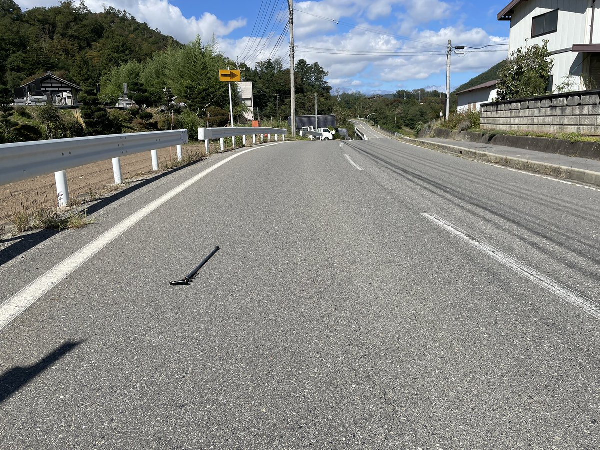 nemunora's tweet photo. 中山間部の道を走っていたら、路上に杖が落ちていました。

通り過ぎたけど心配になって確認に行ったら道路脇の畑にも何も異常はなく一安心。

一応、路肩に移動しておきました。 https://t.co/sW413C7zbW