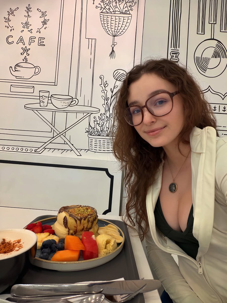 LeanaxLovings's tweet photo. I was at the 2D café in Budapest earlier, and had the fluffiest pancakes! It’s so so so tasty. 🥰 https://t.co/cagS48jrMS