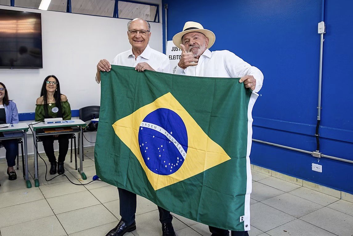 KriskaCarvalho's tweet photo. Lula já votou https://t.co/emUPYI5WHb