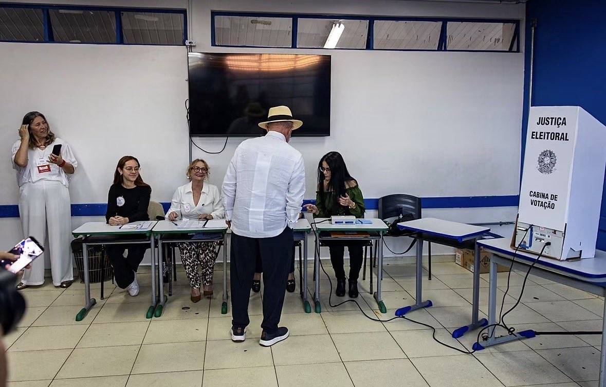 KriskaCarvalho's tweet photo. Lula já votou https://t.co/emUPYI5WHb