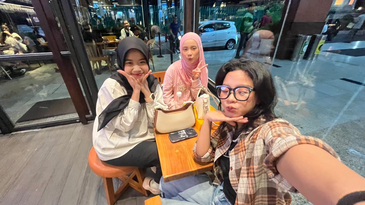 amelyaaraa's tweet photo. malming with them 💖 https://t.co/hMIYvIpSnI