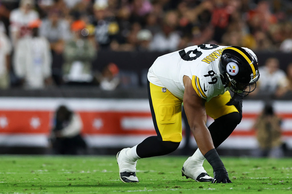 RapSheet's tweet photo. #Steelers DT Derrick Harmon, who was carted off on Thursday night with a foot injury, is expected to miss a few weeks, source said.

IR would be a consideration for Harmon, though it’s not definite. Either way, not a long-term injury. https://t.co/Ks6ajMnptX