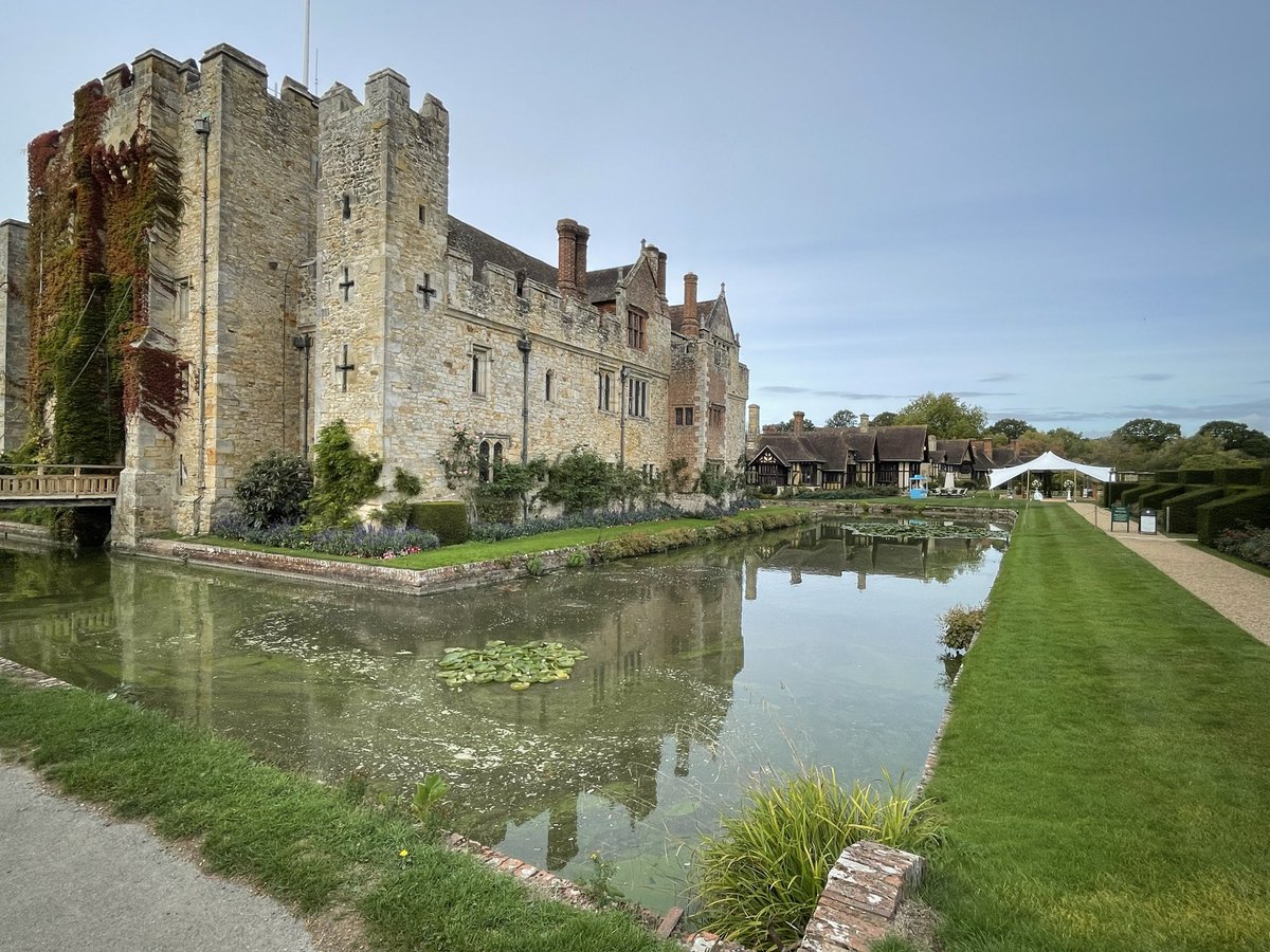 Jo93Bowie's tweet photo. @hevercastle what a wonderful experience! So interesting and beautiful gardens. Definitely worth the price. Loved the little donut van too 😋 #daysout #annboelyn #henrytheeighth #edenbridge https://t.co/vJZkq8PrWX
