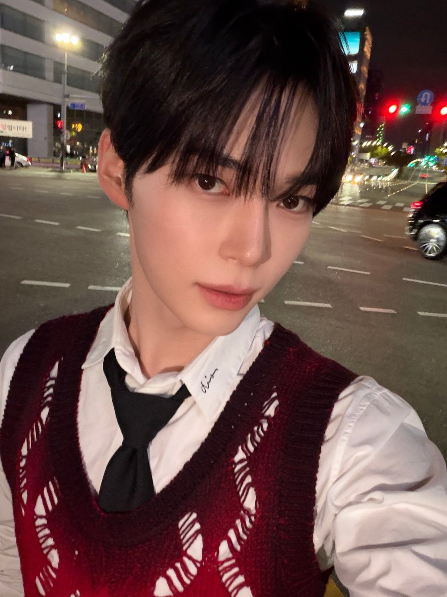 icecubebin's tweet photo. a non-fan caught the behind the scenes of this photo 🤣

op said that they left early and was waiting at a traffic light when they saw hanbin taking pics, they said ‘thank you, def worth the ticket price’ 😭😭

🔗 https://t.co/B4ubrOUN6x https://t.co/rU6rWgzBXZ