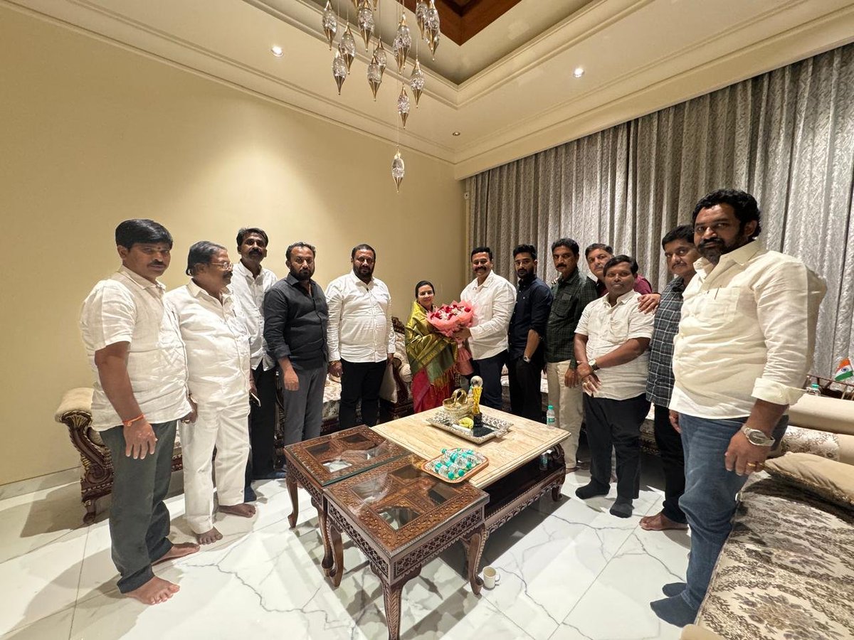 RAVINAAYAK's tweet photo. టీపీసీసీ వైస్ ప్రెసిడెంట్, పాలకుర్తి నియోజకవర్గ కాంగ్రెస్ ఇన్‌చార్జ్ హనుమాండ్ల ఝాన్సీ రెడ్డి గారిని మర్యాద పూర్వకంగా కలిసిన నల్లగొండ–ఖమ్మం–వరంగల్ గ్రాడ్యుయేట్ ఎమ్మెల్సీ కాంగ్రెస్ పార్టీ అభ్యర్థి రాంరెడ్డి సర్వోత్తమ్ రెడ్డి గారు 
@sarvothamreddy @JhansiReddy_INC https://t.co/rfo09pdPba
