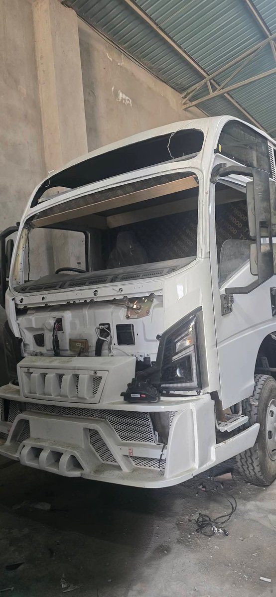 anj_116_'s tweet photo. This is a daring investor. Metro Trans will be the first Sacco to try the SinoTruk Howo M2 45 as a PSV Matatu. 

Matatu operations is not like your average truck run. 

Three Questions 

1. Will the M2 45 get through the sudden braking in the start stop operations? 
2. Will the M2 45 3.0L Weichai Engine survive being on and idling for a better part of the day? 
3. Will the Weichai Engine also give operators better offload in terms of fuel than Isuzu NQR81? 
4. Will it last long before overhaul?