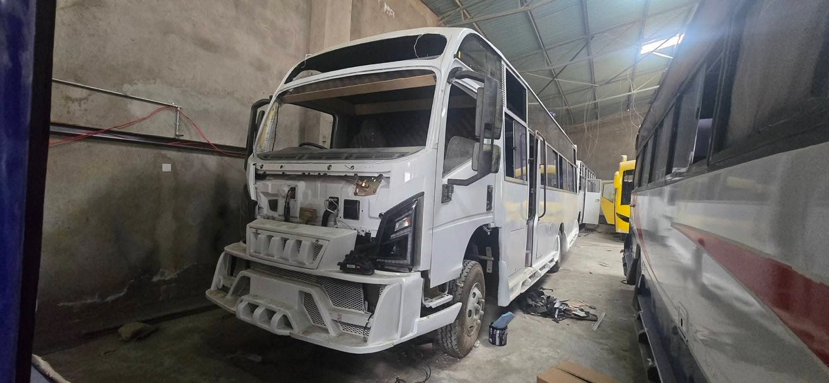 anj_116_'s tweet photo. This is a daring investor. Metro Trans will be the first Sacco to try the SinoTruk Howo M2 45 as a PSV Matatu. 

Matatu operations is not like your average truck run. 

Three Questions 

1. Will the M2 45 get through the sudden braking in the start stop operations? 
2. Will the M2 45 3.0L Weichai Engine survive being on and idling for a better part of the day? 
3. Will the Weichai Engine also give operators better offload in terms of fuel than Isuzu NQR81? 
4. Will it last long before overhaul?