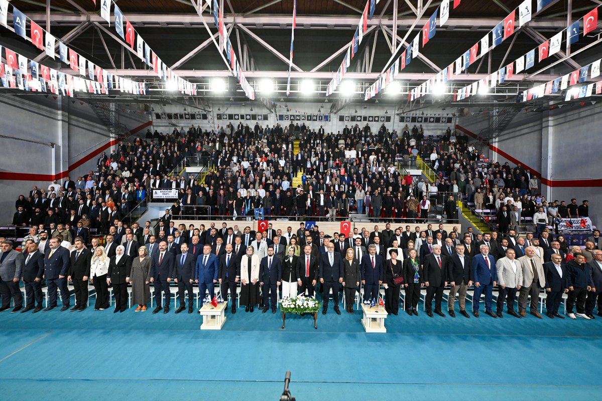 yavuzagiraliog's tweet photo. Hoş bulduk Çankırı…

Hasan Fehmi Gökçen Kapalı Spor Salonu’nu dolduran, coşkusuyla ve samimiyetiyle bize güç veren Çankırılı hemşehrilerime teşekkür ediyorum.

Birliğimizi, beraberliğimizi ve kardeşliğimizi büyüten bu güzel buluşma, geleceğe dair inancımızı daha da güçlendirdi.

Çankırı; devlet kurmanın, vatan kurtarmanın ve istiklal için bedel ödemenin ne demek olduğunu bilen bir şehir. Milli Mücadele günlerinde silah ve cephane sevkiyatının sorumluluğunu omuzlayan bu kadim şehirde, Çankırı’nın şerefine ve izzetine yakışır bir samimiyetle karşılandık.

Biz, Türk milletinin güçlü yarınlarına adanmış bir memleket yolculuğundayız...