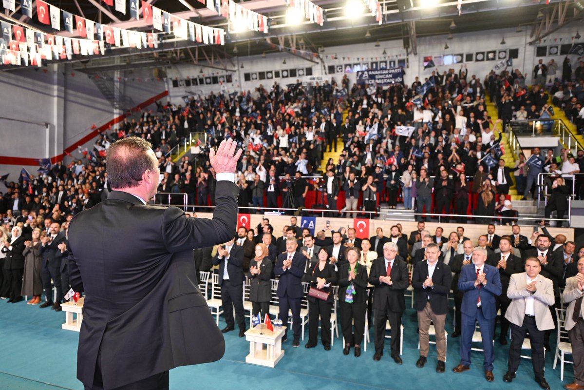yavuzagiraliog's tweet photo. Hoş bulduk Çankırı…

Hasan Fehmi Gökçen Kapalı Spor Salonu’nu dolduran, coşkusuyla ve samimiyetiyle bize güç veren Çankırılı hemşehrilerime teşekkür ediyorum.

Birliğimizi, beraberliğimizi ve kardeşliğimizi büyüten bu güzel buluşma, geleceğe dair inancımızı daha da güçlendirdi.

Çankırı; devlet kurmanın, vatan kurtarmanın ve istiklal için bedel ödemenin ne demek olduğunu bilen bir şehir. Milli Mücadele günlerinde silah ve cephane sevkiyatının sorumluluğunu omuzlayan bu kadim şehirde, Çankırı’nın şerefine ve izzetine yakışır bir samimiyetle karşılandık.

Biz, Türk milletinin güçlü yarınlarına adanmış bir memleket yolculuğundayız...