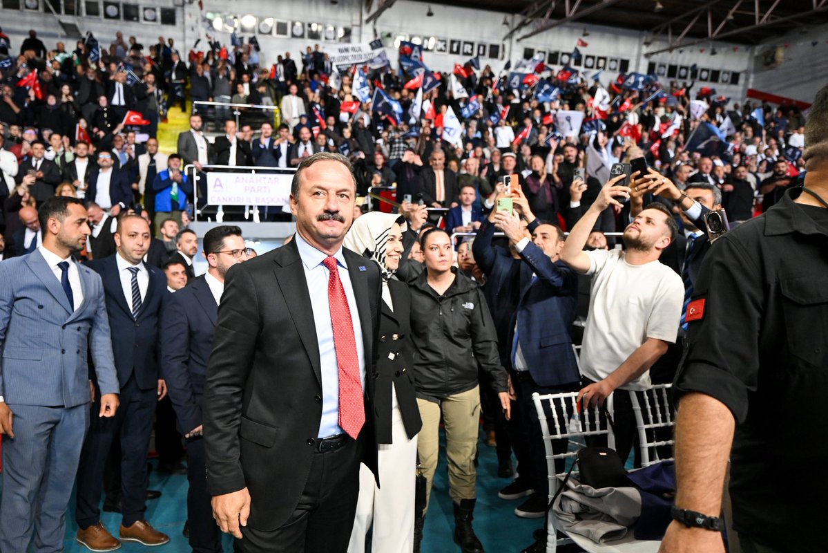 yavuzagiraliog's tweet photo. Hoş bulduk Çankırı…

Hasan Fehmi Gökçen Kapalı Spor Salonu’nu dolduran, coşkusuyla ve samimiyetiyle bize güç veren Çankırılı hemşehrilerime teşekkür ediyorum.

Birliğimizi, beraberliğimizi ve kardeşliğimizi büyüten bu güzel buluşma, geleceğe dair inancımızı daha da güçlendirdi.

Çankırı; devlet kurmanın, vatan kurtarmanın ve istiklal için bedel ödemenin ne demek olduğunu bilen bir şehir. Milli Mücadele günlerinde silah ve cephane sevkiyatının sorumluluğunu omuzlayan bu kadim şehirde, Çankırı’nın şerefine ve izzetine yakışır bir samimiyetle karşılandık.

Biz, Türk milletinin güçlü yarınlarına adanmış bir memleket yolculuğundayız...