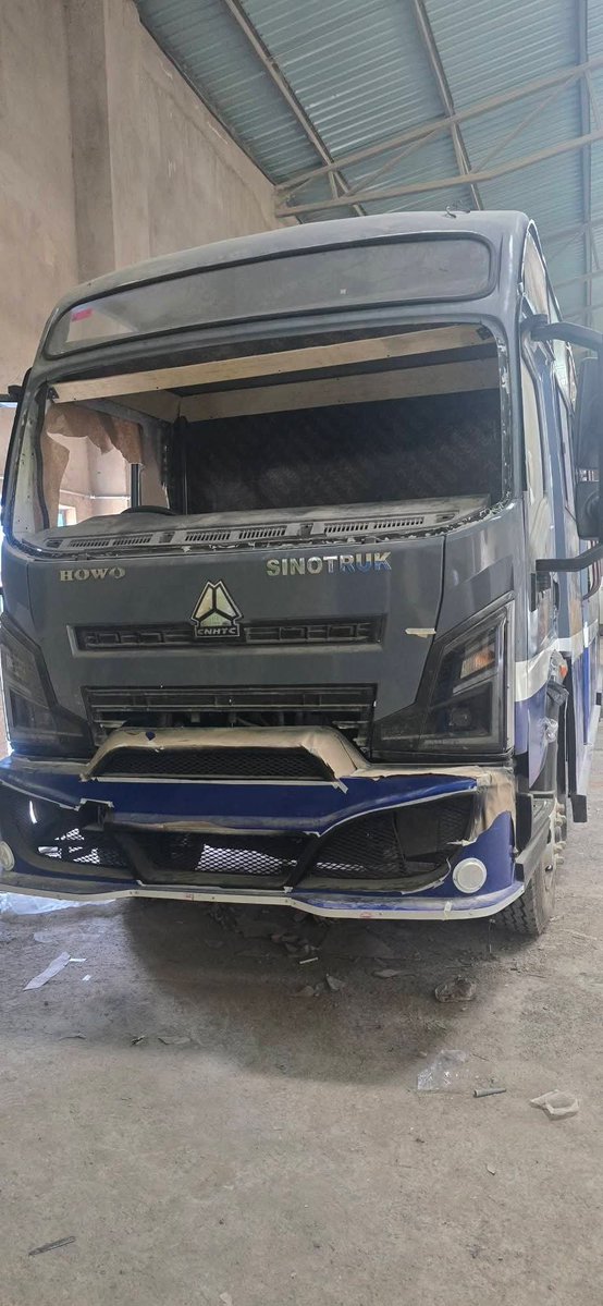 anj_116_'s tweet photo. This is a daring investor. Metro Trans will be the first Sacco to try the SinoTruk Howo M2 45 as a PSV Matatu. 

Matatu operations is not like your average truck run. 

Three Questions 

1. Will the M2 45 get through the sudden braking in the start stop operations? 
2. Will the M2 45 3.0L Weichai Engine survive being on and idling for a better part of the day? 
3. Will the Weichai Engine also give operators better offload in terms of fuel than Isuzu NQR81? 
4. Will it last long before overhaul?