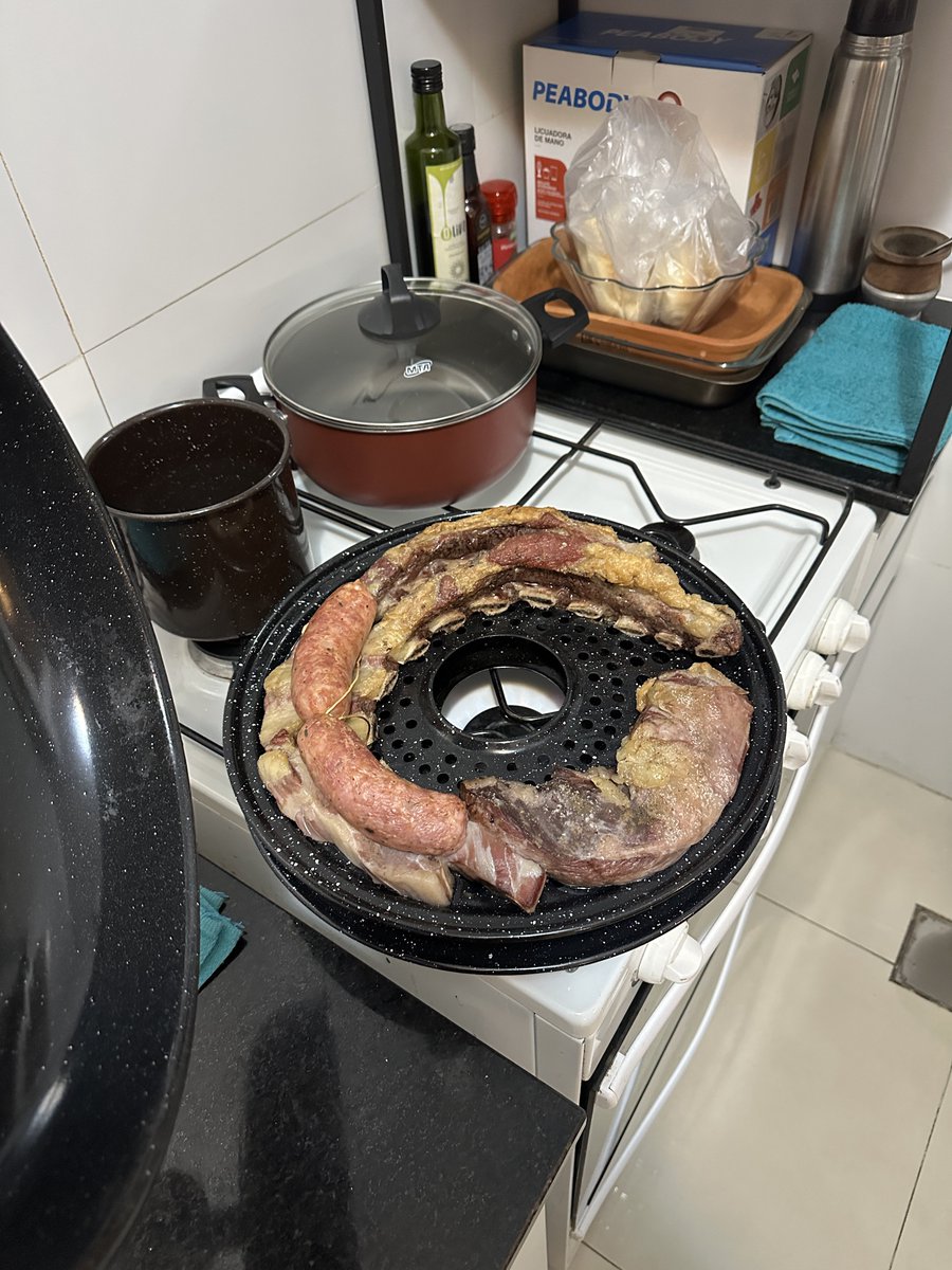 AsadoBien's tweet photo. Este es el mejor/peor invento que conseguí para un "asado". Vivo en depto y no puedo poner de nuestras parrillas. Cociné anoche y no hay forma de sacar el OLOR A GRASA que hay acá adentro. Y tampoco salió la gran cosa la carne.
Algún tip para desgrasar el ambiente? https://t.co/rfFPJcF2ME