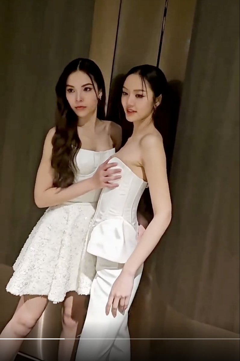 Betta_Luv's tweet photo. LMSY were asked about this famous photoshoot 😂

🐰: “I can explain. During the photoshoot, Lookmhee’s bra pad was sticking out a little, so I helped push it back in. But when the photos and videos came out, it looked like I was doing something suspicious 🤣”

🎤: “What do you (LM) think of that explanation?”

🐨: “I froze. I couldn’t think of anything at that moment 😂” 

LMSY EVERAFTER UNFOLD

#LMSYInHoChiMinh
#ลูกหมีซอนญ่า #LMSY
 https://t.co/UklSaqZblg
