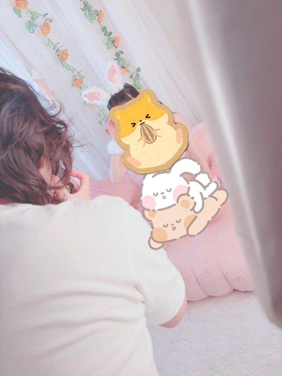 edol_shi20240X's tweet photo. 「最高の一枚」が撮れるまで、何回でも撮ります📸🔥

今日の撮影は【まいか】ちゃん✨

実はまいかちゃん、在籍してから何度もパネル撮影に��力してくれています。

「もっと可愛く撮りたい」
「もっと魅力を伝えたい」
「この子なら、もっと上を目指せる」

だからこそ、撮影する側が「これでいいかな」で終わらせたくない。

女の子自身にも協力してもらいながら、カメラマン【V】さん、レタッチャー、スタッフみんなで「最高の一枚」を作ります📸✨

今回も

撮影30分
↓
レタッチ10分
↓
約40分で完成！

でも、大事なのはスピードだけじゃない。

その子の魅力をどうしたら一番伝えられるか。
どうしたら、もっと輝いて見えるか。

そこまで考えて、何度でも挑戦する。

「在籍している女の子を、もっと売れさせたい」

その気持ちは誰にも負けません🔥

女の子が頑張ってくれるなら、僕たちも絶対に妥協しない。

一人ひとりを本気でプロデュースする。

それが僕たちのお店です✨

まいかちゃん、今回も撮影協力ありがとう😊
今回の一枚も最高です📸🔥